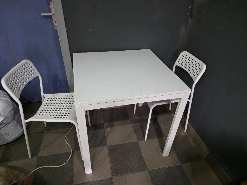 Table ikea avec 2 chaises (blanc) - 75cm x 75cm, Maison & Meubles, 50 à 100 cm, Carré, Enlèvement, Utilisé
