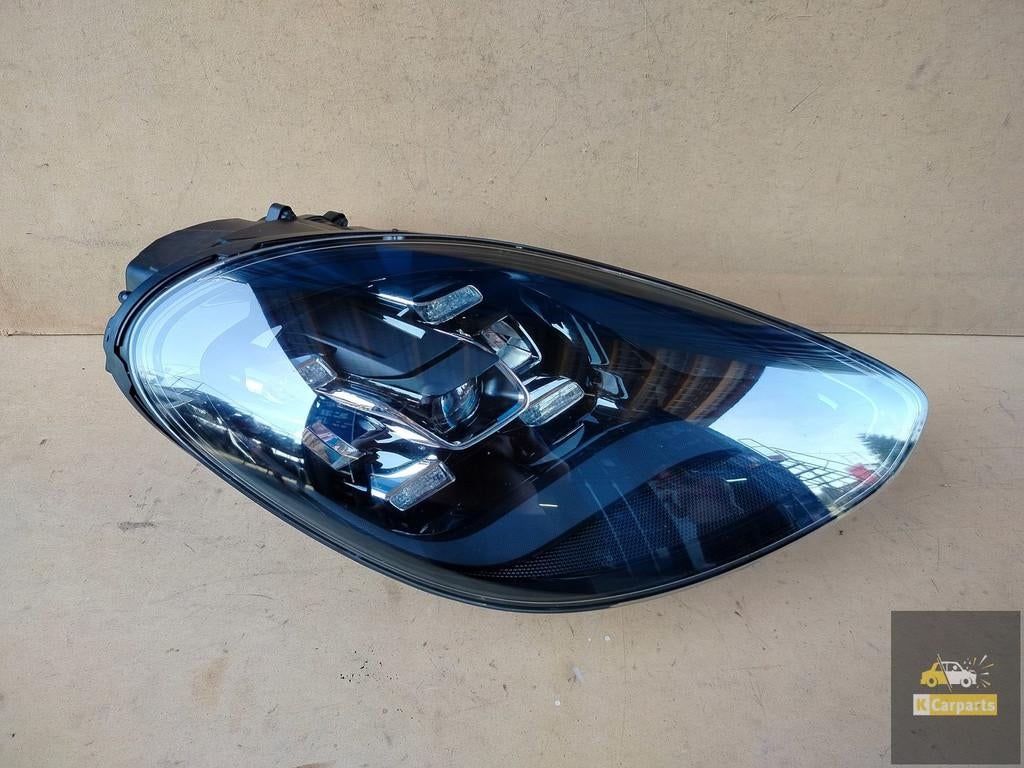 971.941.032.F, Phare avant droit Full LED pour Porsche Panam, Porscheplatz 1
70435  Stuttgart, DE, Porsche, Info@porsche.de, Utilisé
