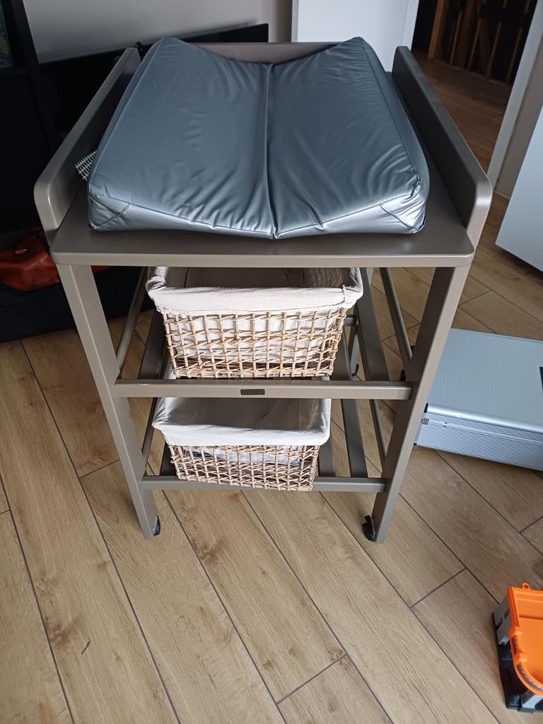 Verzorgingstafel met kussen en manden, Ophalen