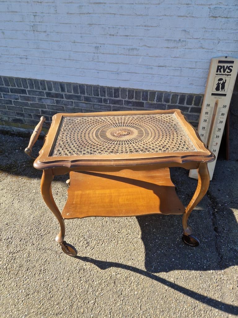 Ancienne table à roulettes en bois 50/80/67 cm 35€, Enlèvement