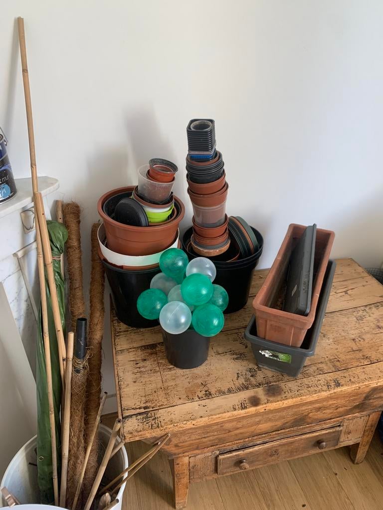 Lot pots en plastique jardinage avec Oyas et tuteurs, Jardin & Terrasse, Enlèvement, Comme neuf