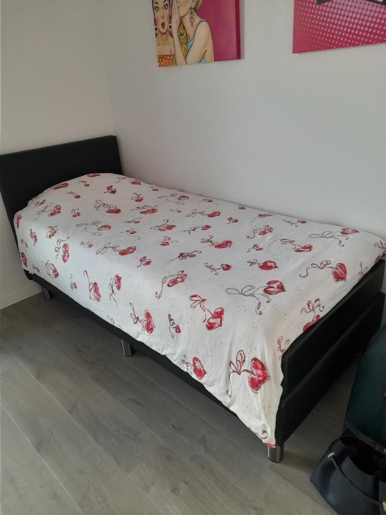 1 pers boxspring zwarte lederlook zo goed als nieuw, Huis en Inrichting, Slaapkamer | Complete slaapkamers, Ophalen, Eenpersoons