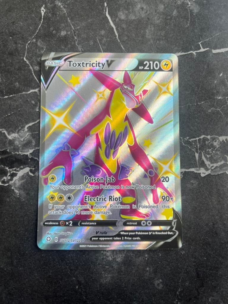 Toxtricity V SV112/SV122 Shining Fates: Shiny Vault Pokemon, Hobby en Vrije tijd, Ophalen of Verzenden, Zo goed als nieuw