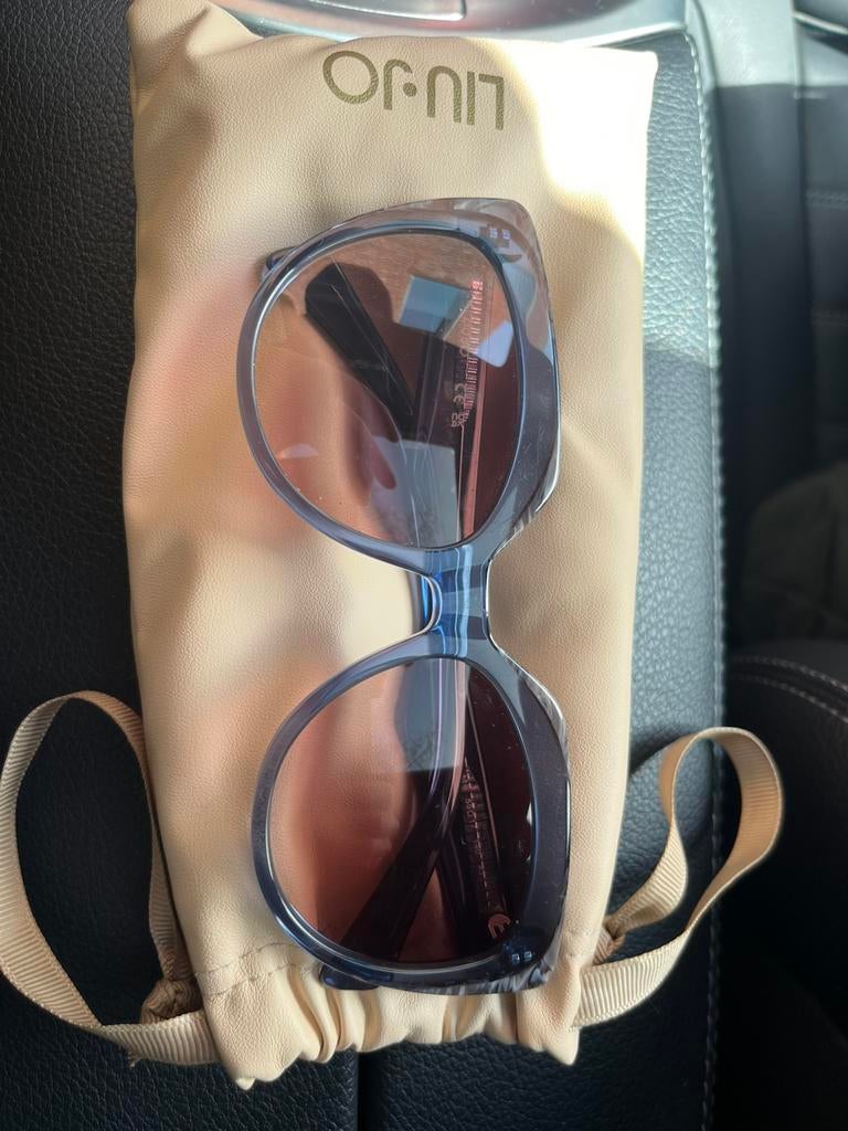 Liu jo zonnebril, Handtassen en Accessoires, Zonnebrillen en Brillen | Dames, Ophalen, Zo goed als nieuw, Zonnebril