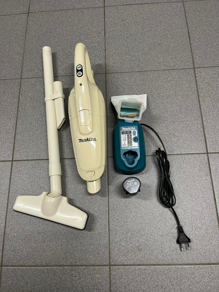 Makita handstofzuiger, Elektronische apparatuur, Stofzuigers, Ophalen, Zo goed als nieuw, Stofzak