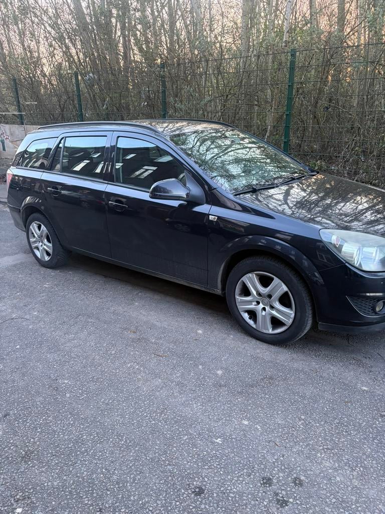 Opel astra 1.7cdti diesel année 2010 avec 242.000km euro4, Auto's, Opel, Stof, Zwart, Zwart, 5 deurs