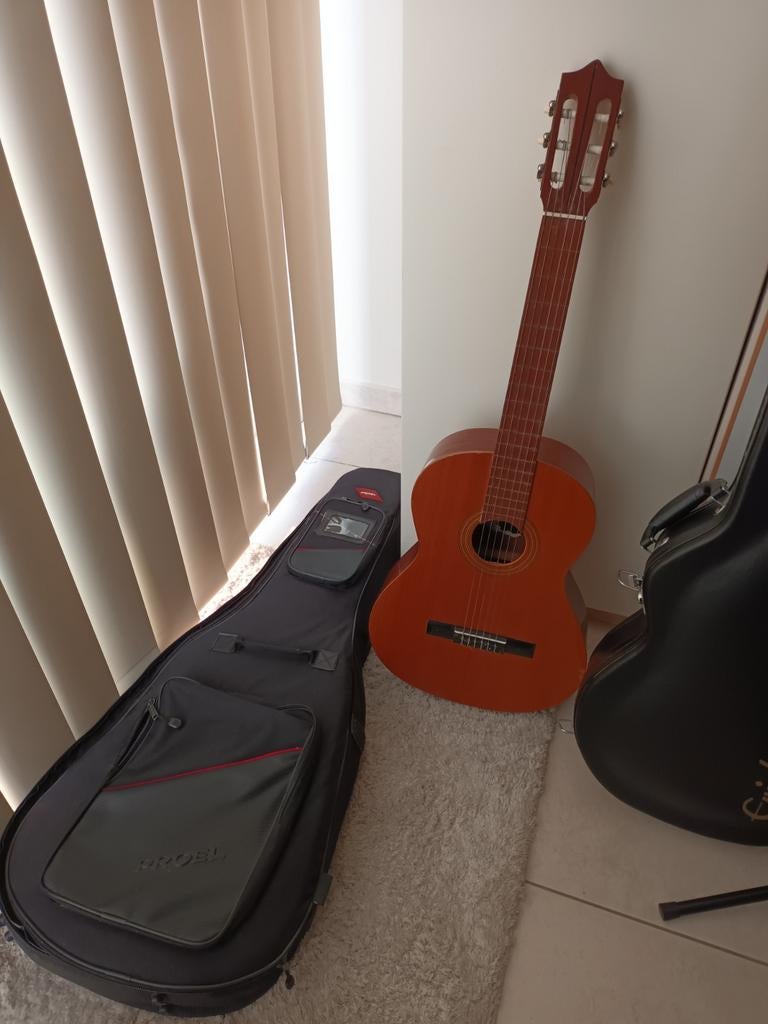 1 guitare classique,  1 Fender stratocaster squier  et 1 gib, Musique & Instruments, Instruments à corde | Guitares | Acoustiques