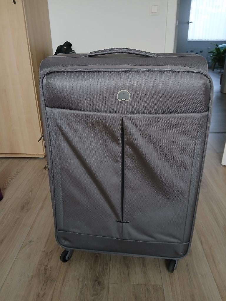 Grande valise à roulettes Delsey, Comme neuf, Enlèvement, 45 à 55 cm, Clé
