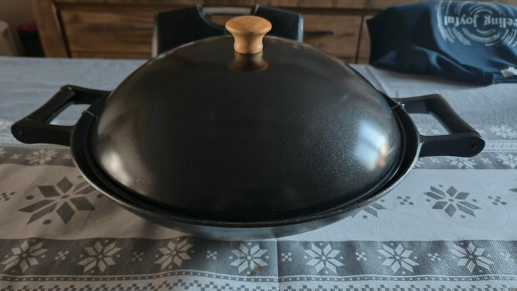 Wok en fonte, Enlèvement, Utilisé, Plaque céramique, Fonte