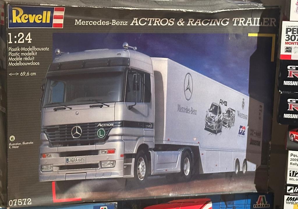 Mercedes Actros met race trailer., Enlèvement ou Envoi, Neuf, Camion, Revell