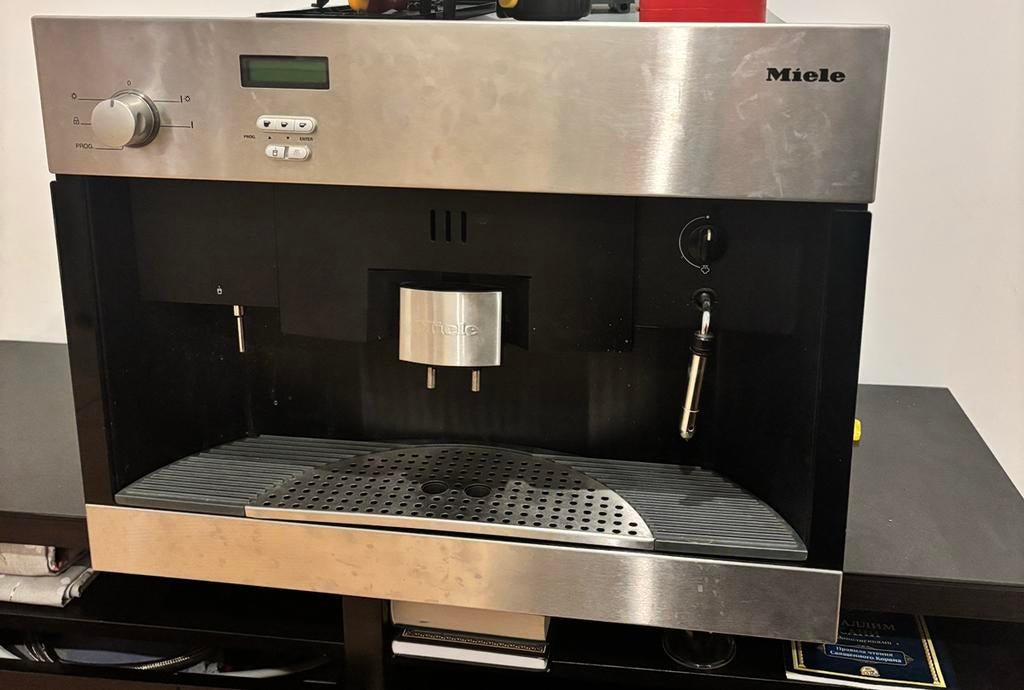 Machine à café encastrable Miele – Année 2003 – À réparer, Réservoir d'eau amovible, Café en grains, Ne fonctionne pas, 10 tasses ou plus