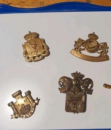 4 militaire insignes/baretembleem, Verzamelen, Ophalen of Verzenden