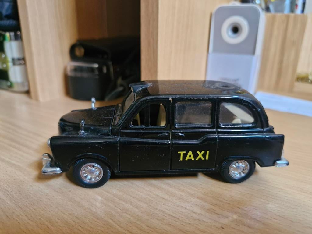 Londense zwarte taxi 1/43e regenjas, Ophalen of Verzenden, Zo goed als nieuw, Auto, Overige merken