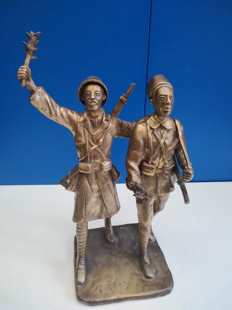 Afrikaanse brons Militairen, Verzenden