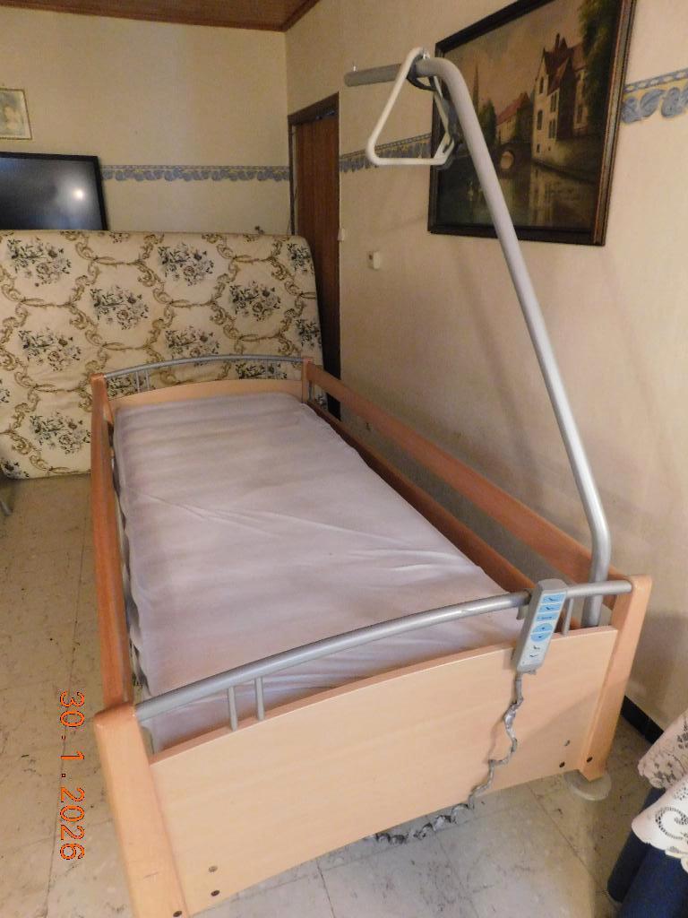 Lit de repos et de soins (réglable électriquement), Enlèvement, Utilisé