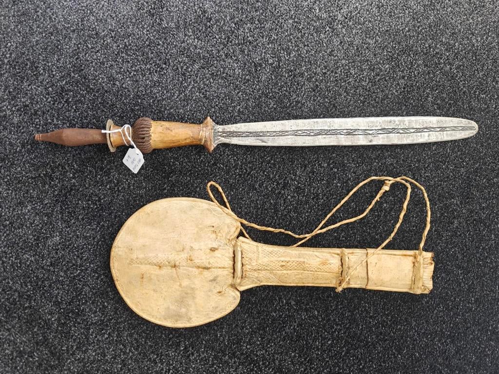 Authentiek Yaka zwaard uit Congo – met originele vellen hoes, Antiek en Kunst, Kunst | Niet-Westerse kunst, Ophalen of Verzenden