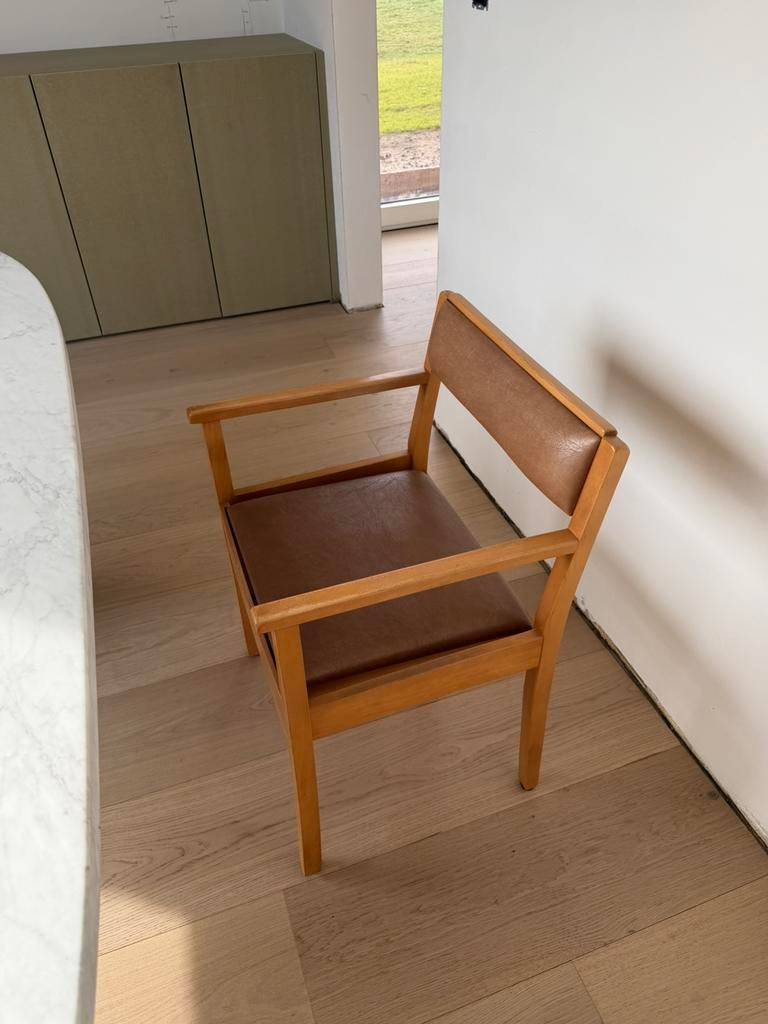 Vintage (kerk)stoel met armleuning - 10 stuks beschikbaar, Huis en Inrichting, Stoelen, Ophalen, Gebruikt, Vintage, Vijf, Zes of meer stoelen