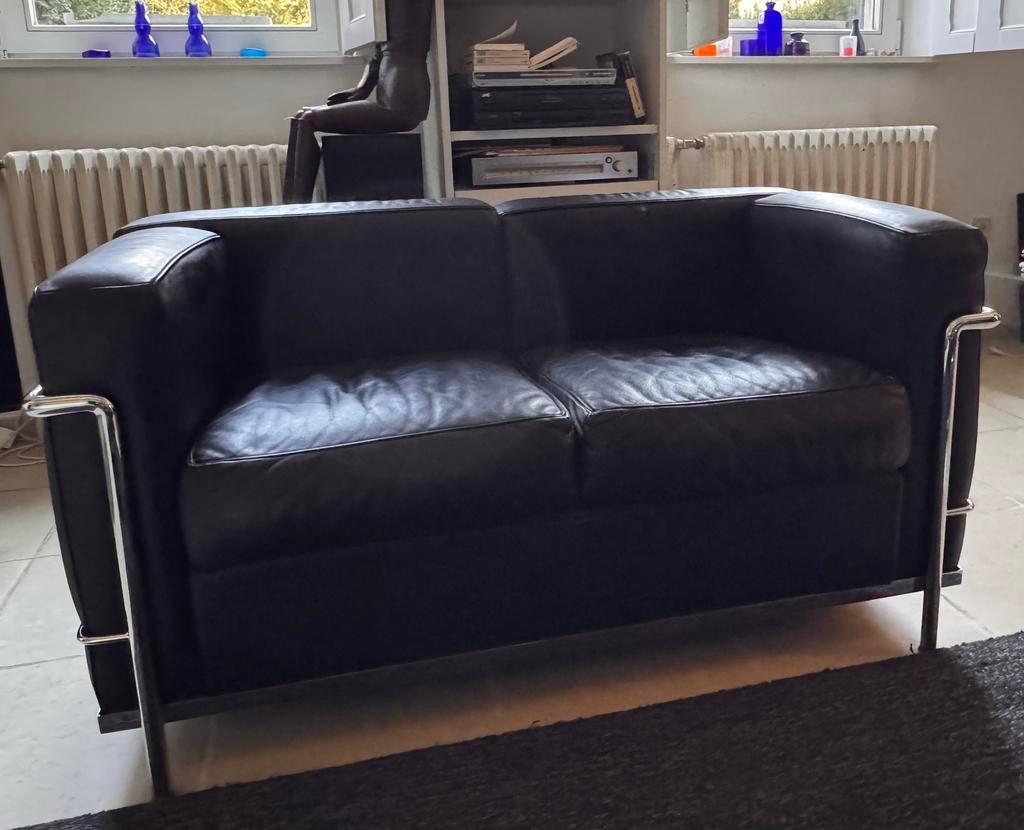 Canapé Le Corbusier 2 places en cuir noir ( Cassina), Moins de 75 cm, Comme neuf, Enlèvement, Deux personnes