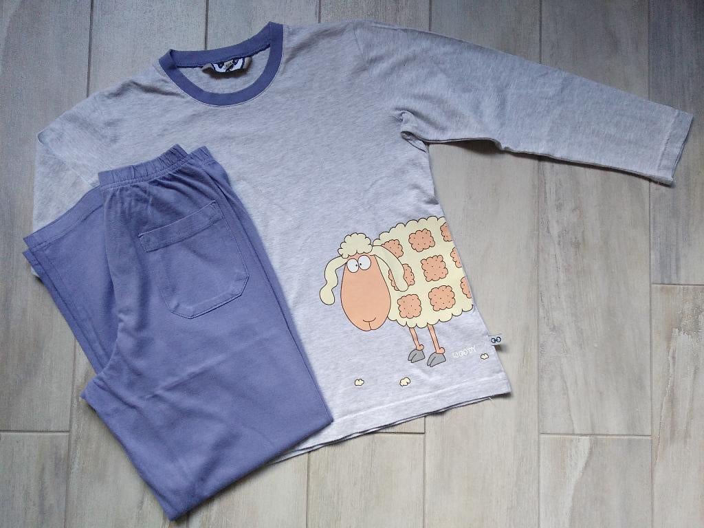 ★ M140 - Woody pyjama thema schaap, Kinderen en Baby's, Kinderkleding | Maat 140, Zo goed als nieuw, Jongen, Nacht- of Onderkleding