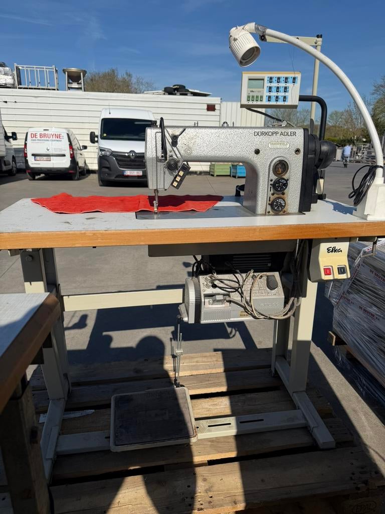 4 machines à coudre sur la table de travail, Enlèvement, Utilisé, Machine à coudre, Pfaff