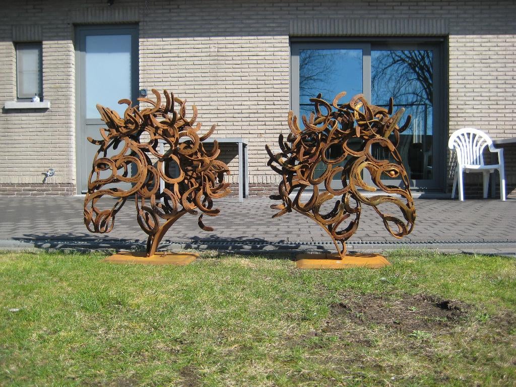 Paardenhoofden in oude hoefijzers, Dieren en Toebehoren