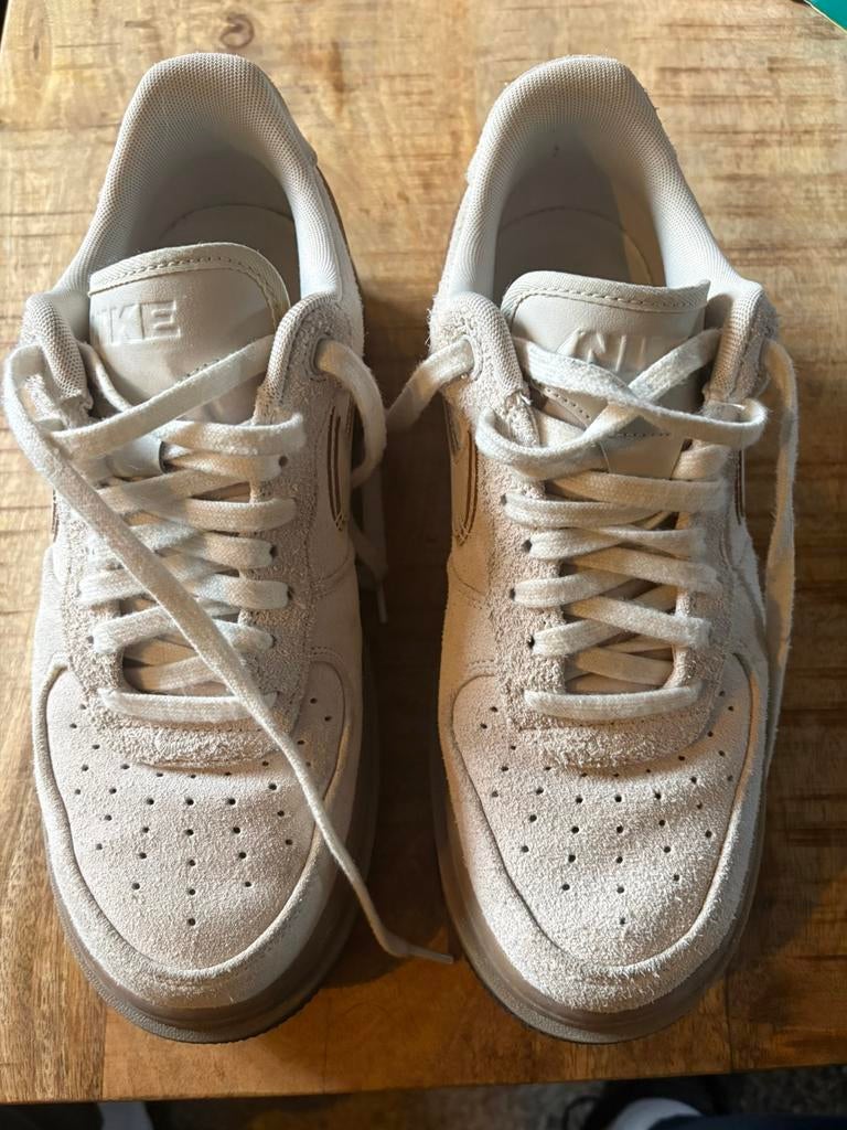 Nike Air force 1 finition Daim - 43, Sports & Fitness, Basket, Comme neuf, Chaussures, Enlèvement ou Envoi