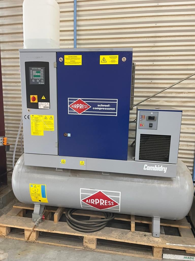 Airpress schroefcompressor + luchtdroger + tank (2016), Doe-het-zelf en Bouw, Compressors, Gebruikt, 10 bar of meer, Geluidgedempt