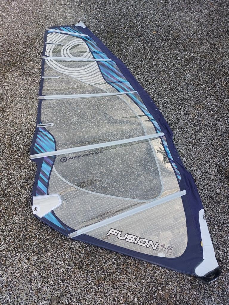 Neil Pryde Fusion 4.9m² in mooie staat, Sports nautiques & Bateaux, Moins de 5 m², Comme neuf, Enlèvement, Avec sac de transport