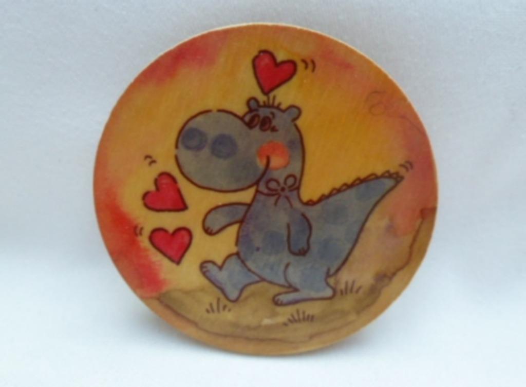 speldje button badge dinosaurus hartjes hout met wasknijper, Ophalen of Verzenden, Zo goed als nieuw, Dier of Natuur, Button