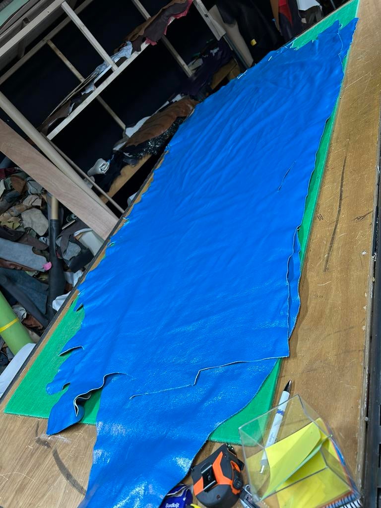 2 Koning blauw halve huiden 1.3 mm dikte soepel en glans, Hobby en Vrije tijd, Ophalen of Verzenden, Blauw