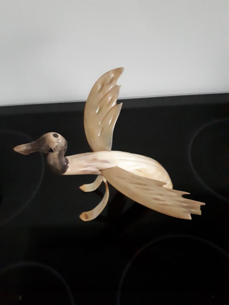 Image sculptée d'un oiseau en corne de buffle des années 196, Collections, Collections Animaux, Enlèvement, Comme neuf, Oiseaux