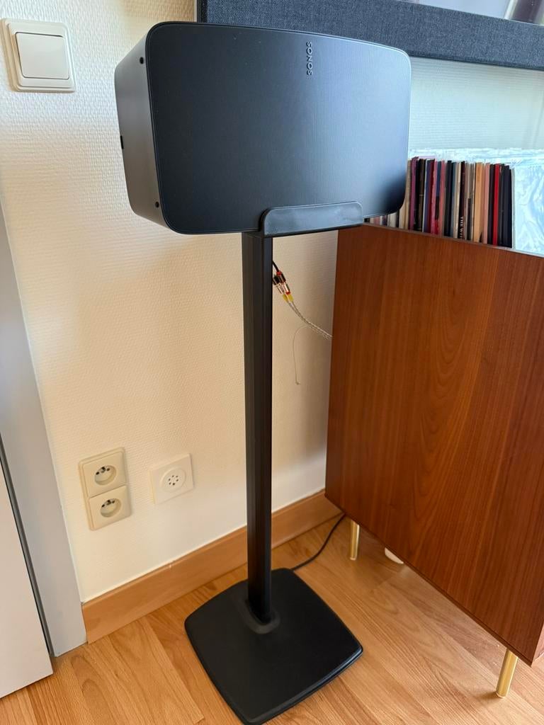 Sonos Five avec un support Sanus dédié, Autres marques, Comme neuf, Enlèvement, Haut-parleurs Frontaux, Arrière ou Stéréo
