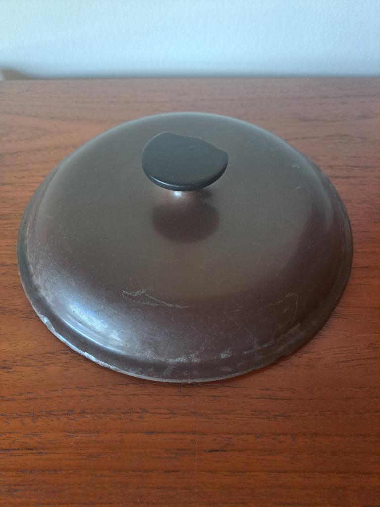 Le CREUSET cocotte en fonte  Enzo Mari - couvercle, Huis en Inrichting, Keuken | Potten en Pannen, Kookpan of Snelkookpan, Gebruikt