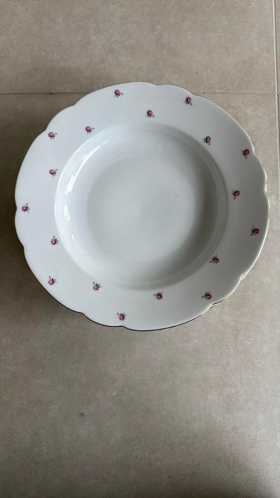 Assiettes à soupe avec roses et bords dorés, Enlèvement