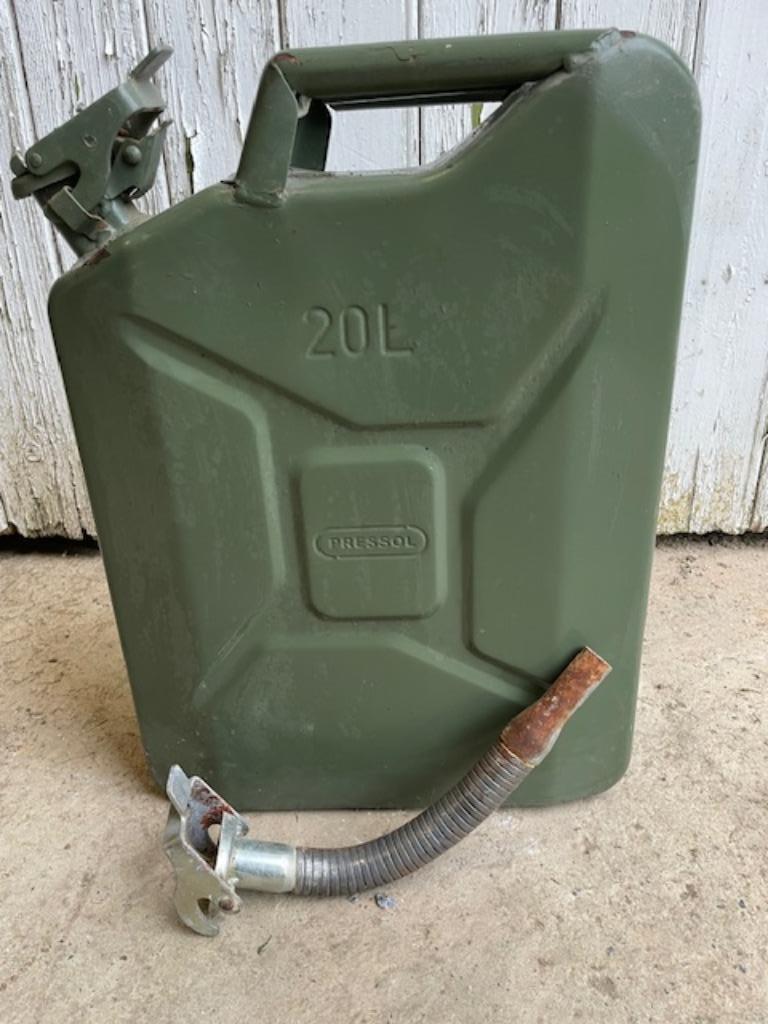 3 Bidons 20L avec 1 bec flexible, Enlèvement, Utilisé