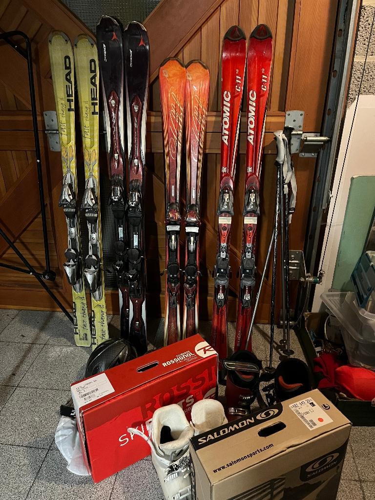 4 paires de skis, 2 paires chaussures, 2 casques  lunettes, Carving, Enlèvement ou Envoi, Skis, 140 à 160 cm