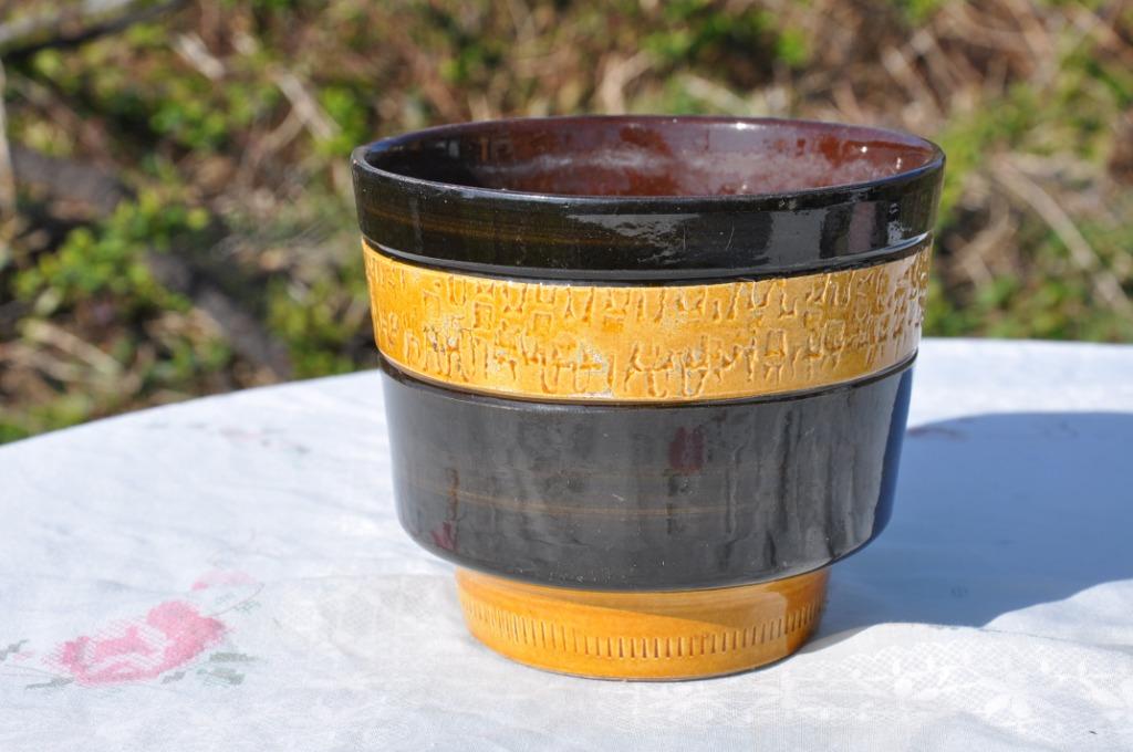 cache pot terre cuite emaillée noir et beige, Antiquités & Art, Enlèvement ou Envoi