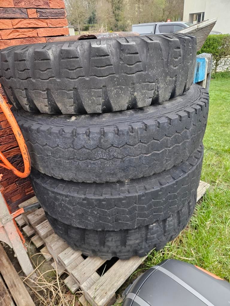 Oude banden van bouwkraan, Ophalen