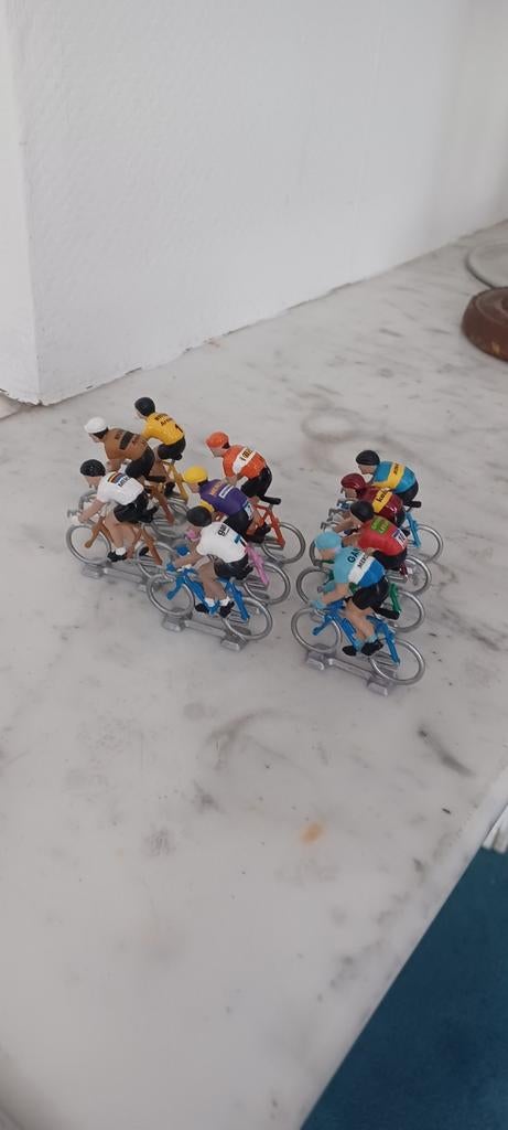 Miniatuur wielrenners met retro truitjes, Antiek en Kunst, Antiek | Speelgoed, Ophalen of Verzenden