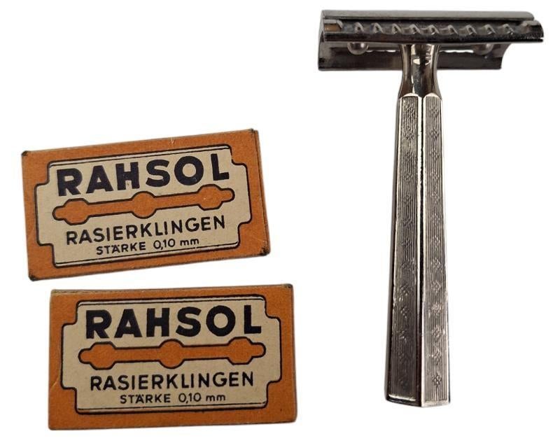 duitse ww2 scheermes in gebruikte staat met 2 pakjes mesjes, Ophalen of Verzenden