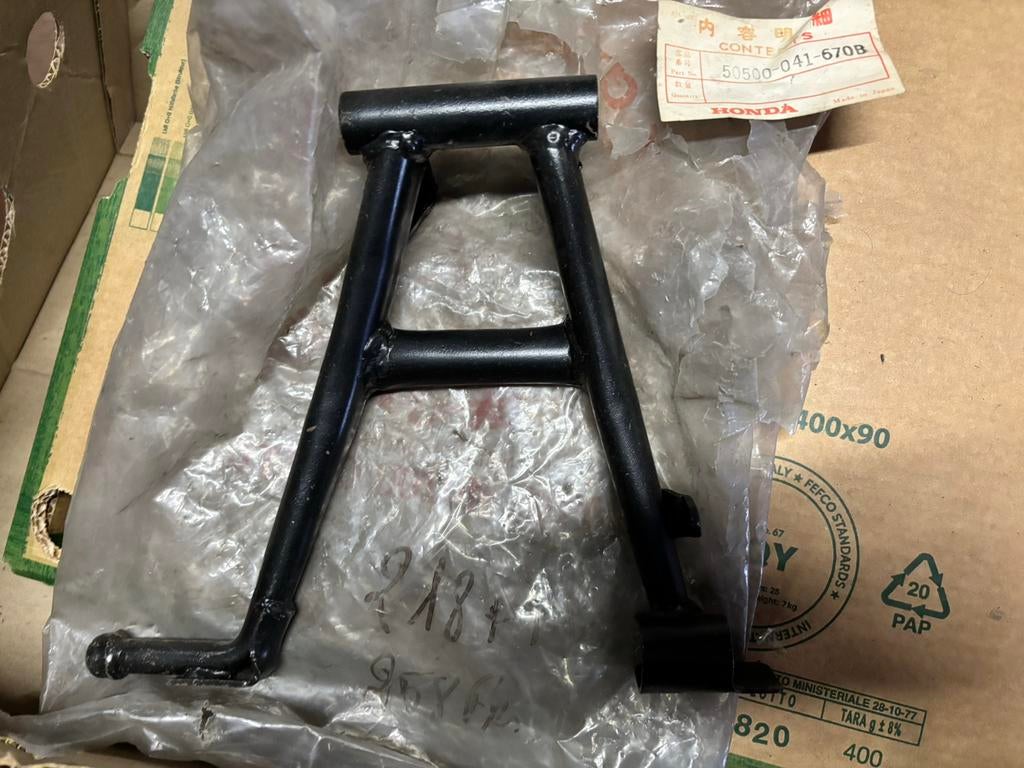 Béquille centrale, pied d'appui central Honda C50, C70, Enlèvement ou Envoi, Neuf