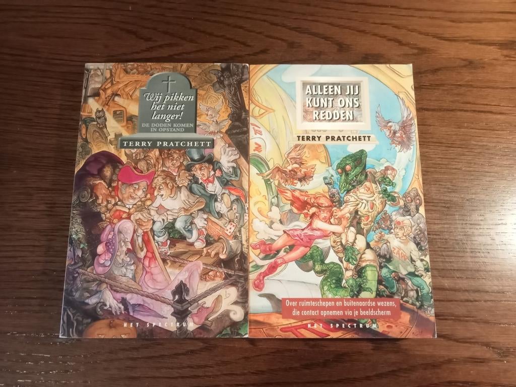 2 boeken Terry Pratchett, Hobby & Loisirs créatifs, Jeux de cartes à collectionner | Yu-gi-Oh!, Enlèvement ou Envoi