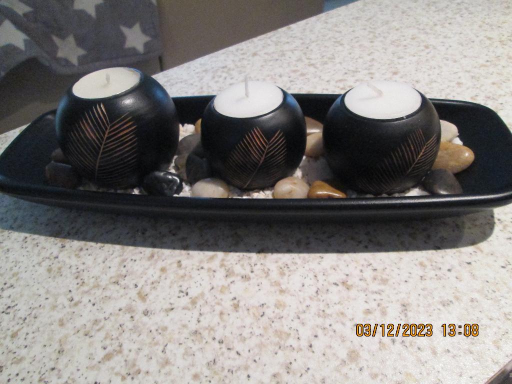 Bougeoirs (3) en bois noir de noyer gravé sur plateau, Enlèvement, Bougie, Bois, Noir