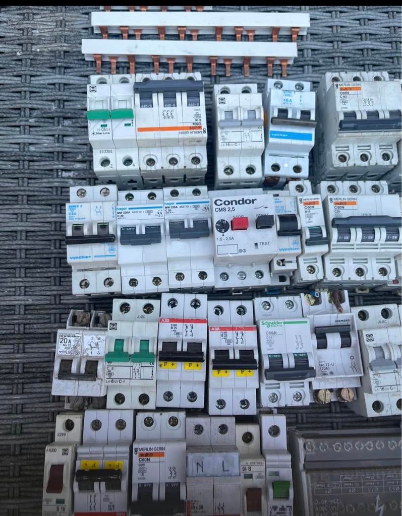 Partij automatische zekeringen & differentieelschakelaars, Doe-het-zelf en Bouw, Elektriciteit en Kabels, Ophalen, Zo goed als nieuw