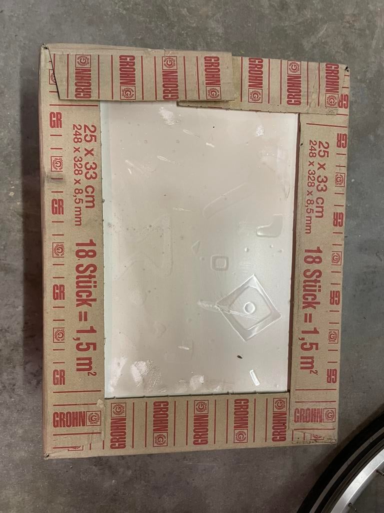 Witte tegel met motief, Doe-het-zelf en Bouw, Ophalen, Wandtegels, Nieuw, 5 tot 10 m²