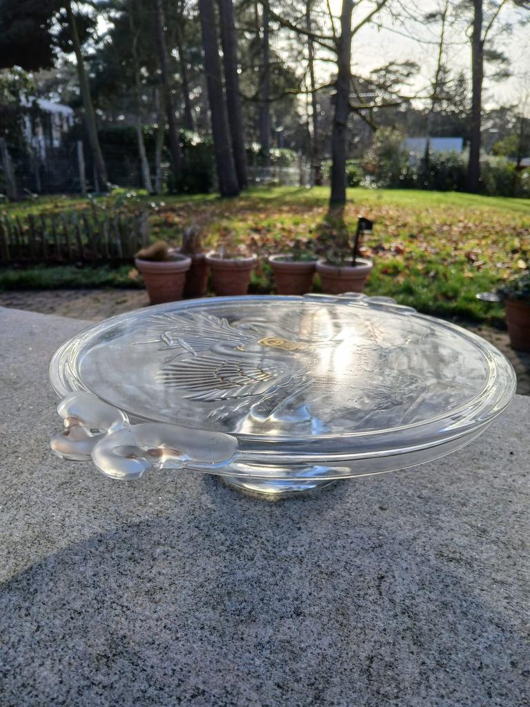 plat à fromage en cristal avec representation cignes, Antiquités & Art, Antiquités | Verre & Cristal, Enlèvement ou Envoi