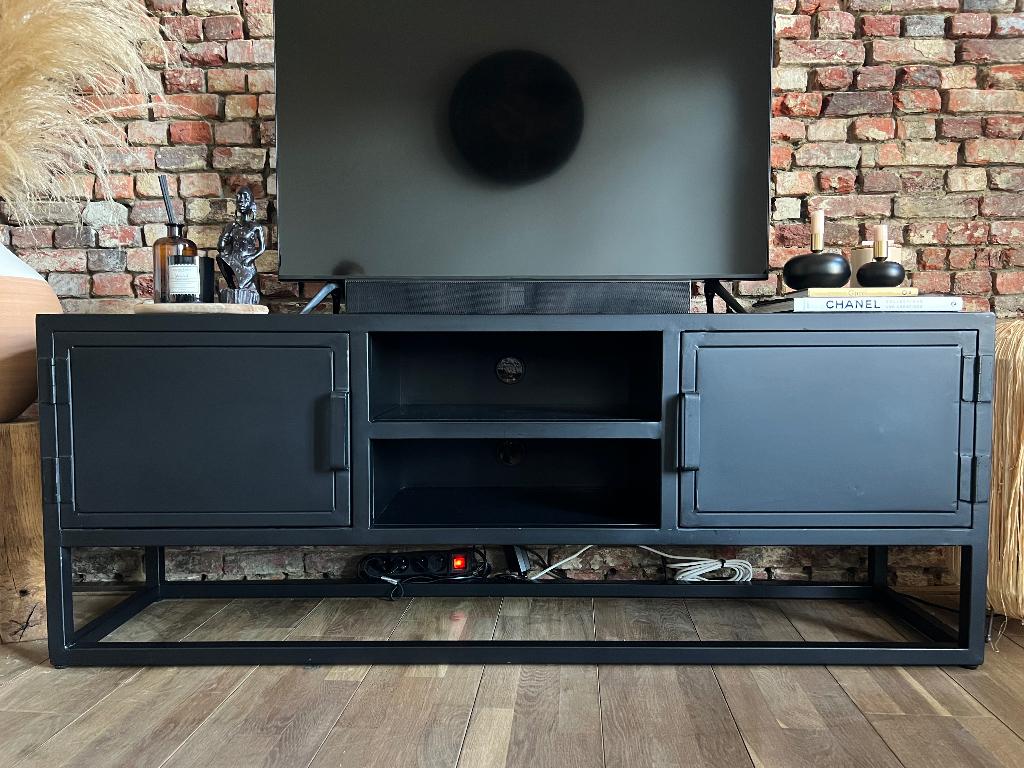 Industrieel zwart stalen Tv meubel van Giga meubel, Huis en Inrichting, Kasten |Televisiemeubels, Ophalen, 100 tot 150 cm, Zo goed als nieuw
