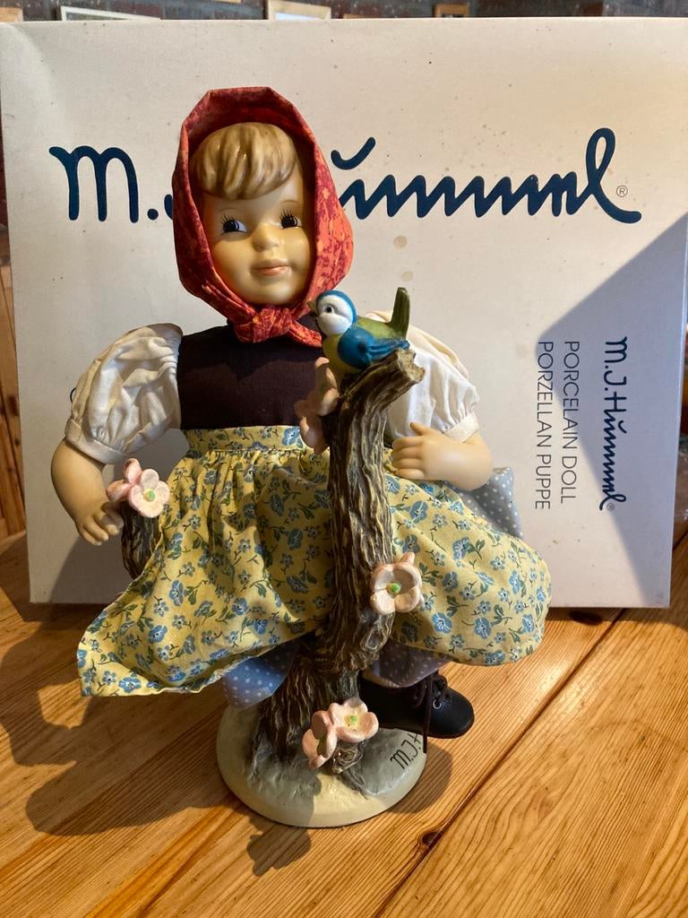 Poupée en porcelaine M.I. Hummel, pommier, fille/frühling, Collections, Statues & Figurines, Comme neuf, Hummel, Enlèvement ou Envoi