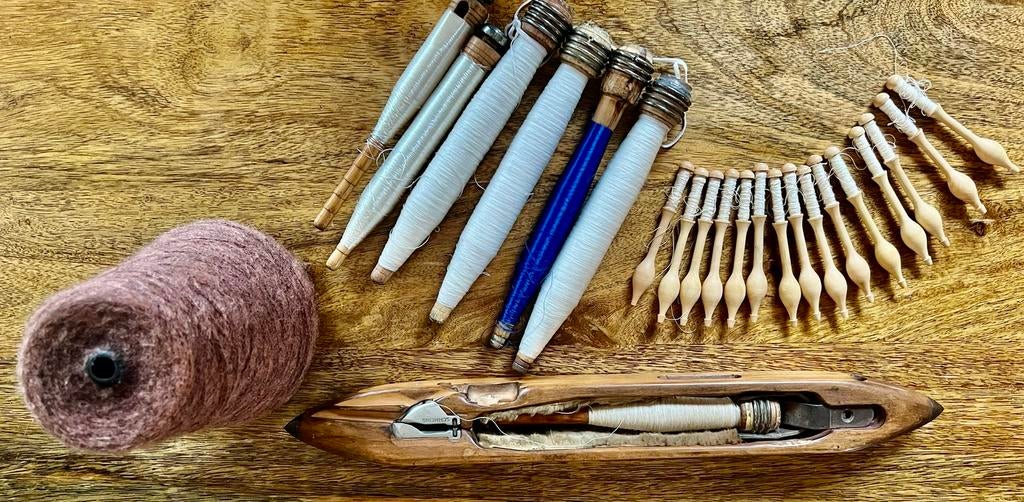 Lot weven & kantklossen: weefspoel SCHMEING + klossen +garen, Ophalen of Verzenden, Zo goed als nieuw