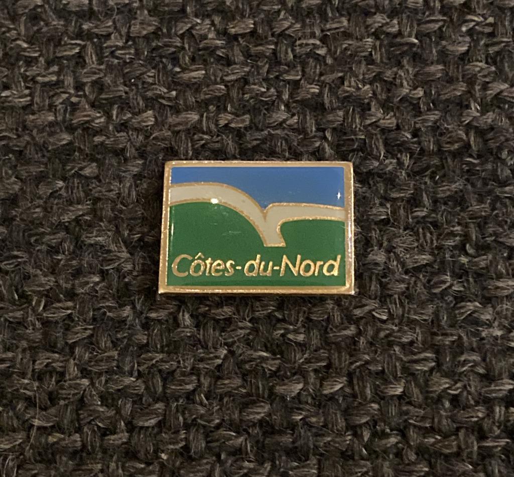 PIN - COTES-DU-NORD - FRANCE - FRANKRIJK, Envoi, Utilisé, Ville ou Campagne, Insigne ou Pin's